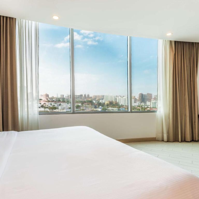 Hilton Garden Inn Barranquilla - Suite con cama extragrande y sofá cama - 1