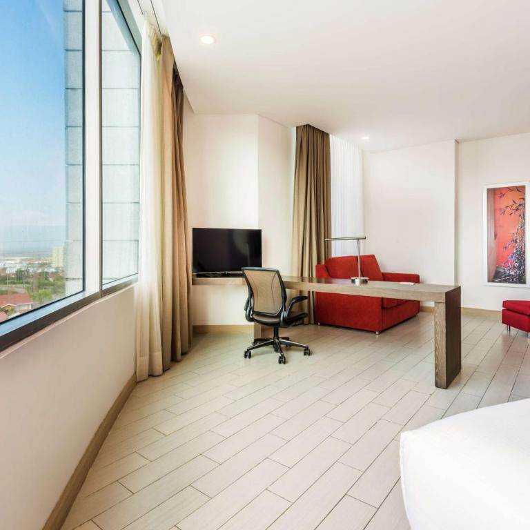 Hilton Garden Inn Barranquilla - Suite con cama extragrande y sofá cama - 2