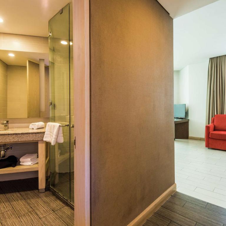 Hilton Garden Inn Barranquilla - Suite con cama extragrande y sofá cama - 4