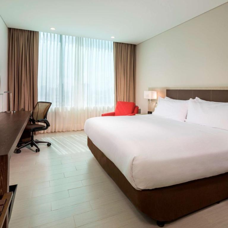 Hilton Garden Inn Barranquilla - Habitación con cama extragrande. - 5