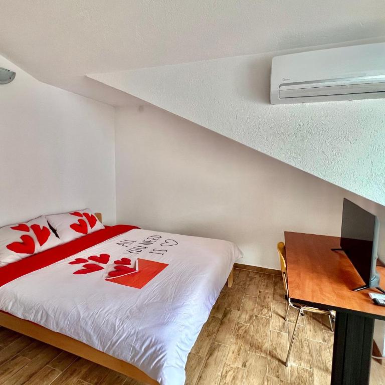 Homestay Mark - DOUBLE BED ROOM - shared bathroom - Dvokrevetna Soba sa Bračnim Krevetom i Zajedničkim Kupatilom - 3