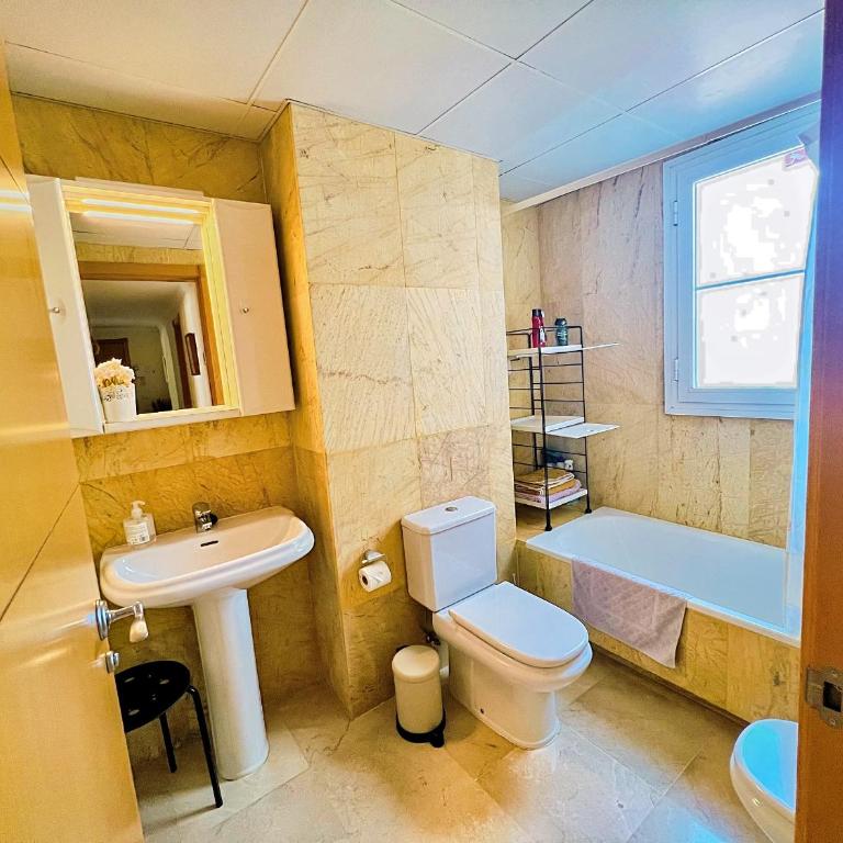 Beautiful apartment with pools, playground and paddle tennis - Family friendly and near Vithas Hospital - Free parking in garage - Three-Bedroom Apartment - 40