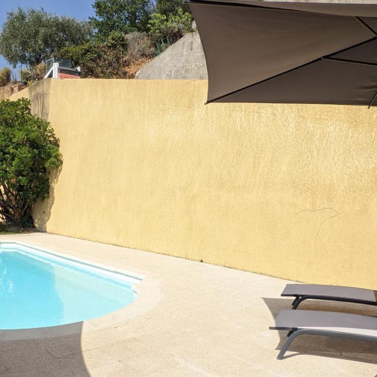 3 pièces dans villa avec piscine - Appartement 2 Chambres - 3