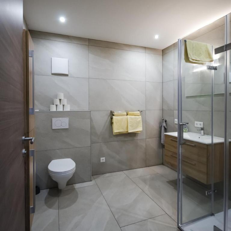 Familienhotel Steindl - Apartment mit 1 Schlafzimmer, Balkon und Aussicht auf das Wasser - 4