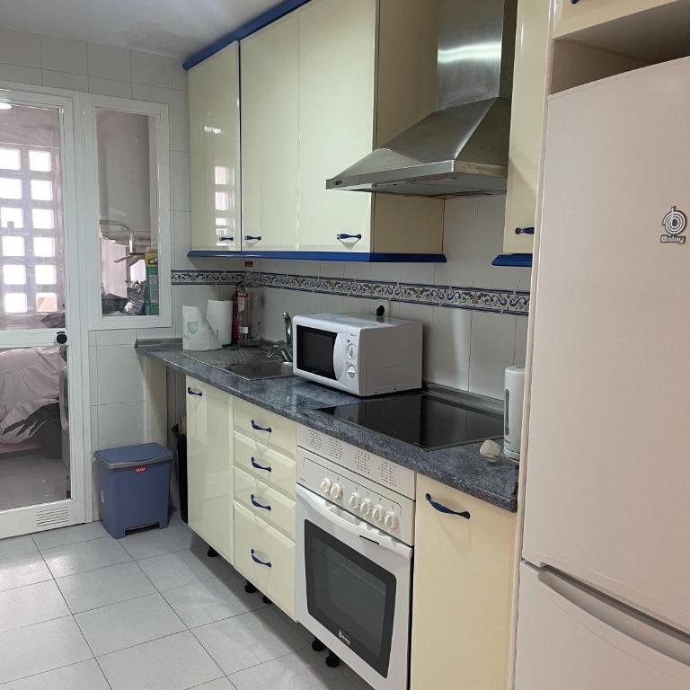 2 Bed Flat-Sleeps 4-Pets-Parking-Marina Duquesa - Apartamento - 10