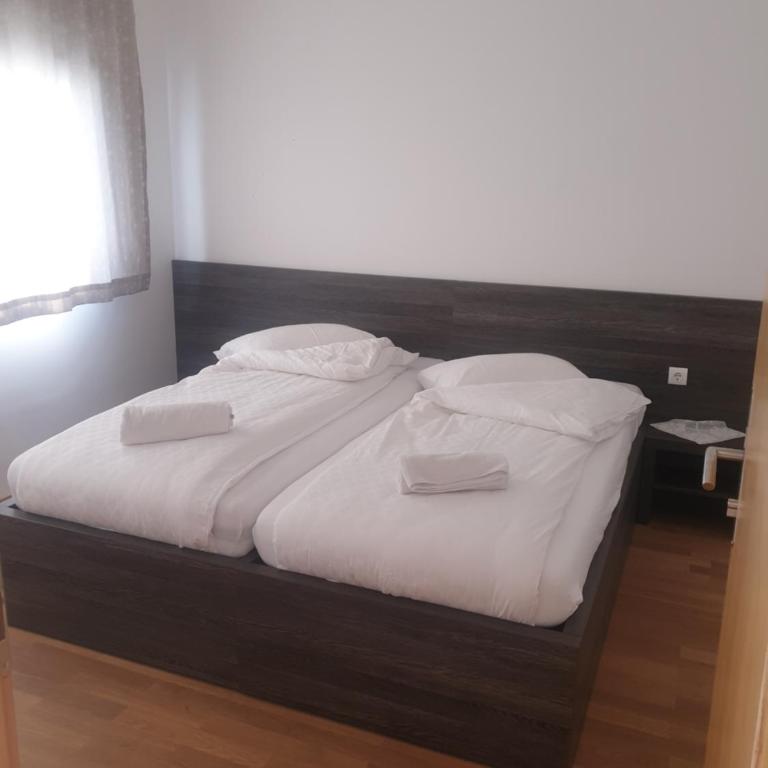 Hotel Lohovo - Deluks Dvokrevetna Soba sa Bračnim Krevetom/Zasebnim Krevetima i Balkonom - 9
