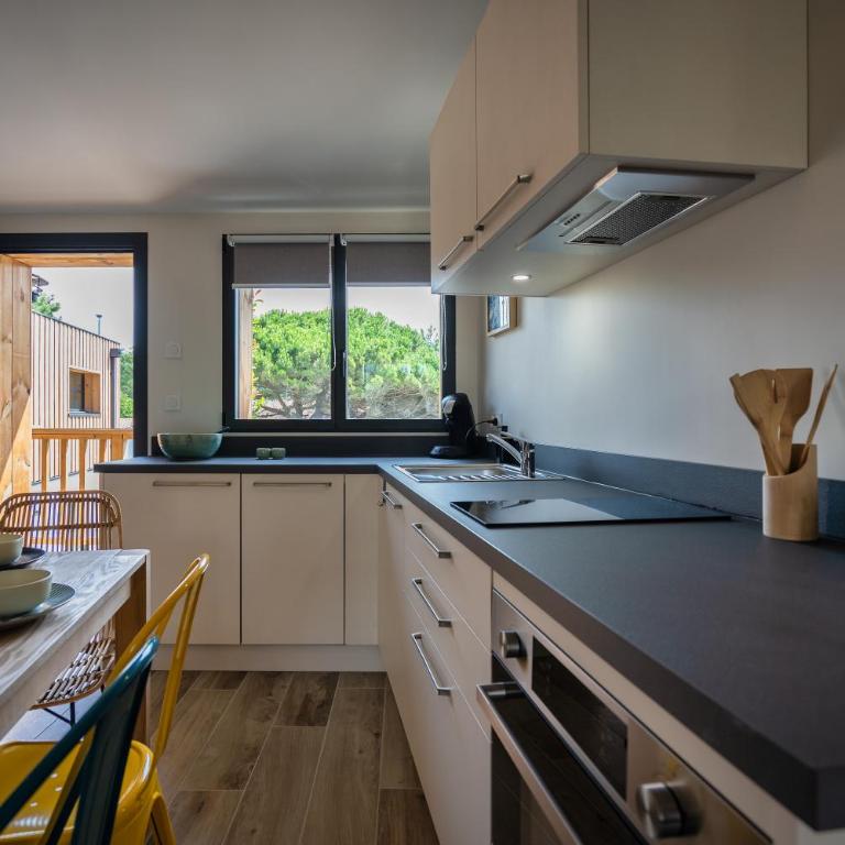 Magic Surf House - Two-Bedroom Apartment - 5