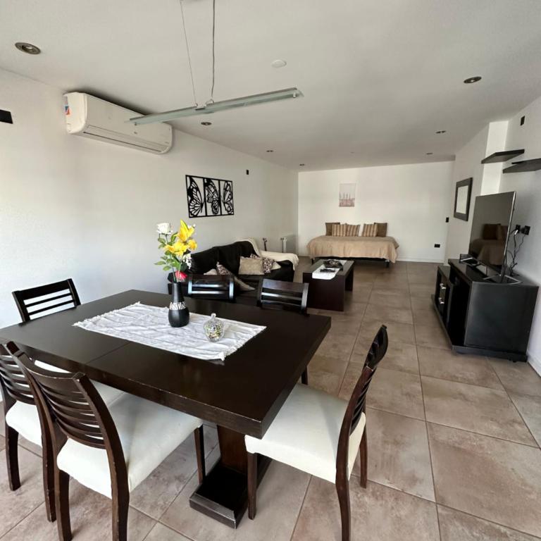Depto 3 amb zona Guemes con cochera, balcón a la calle con parrilla a gas - Apartamento de 2 dormitorios - 9