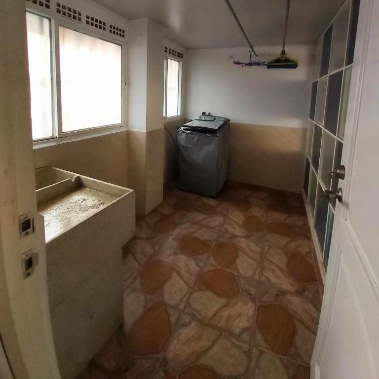 Lujoso apartamento amoblado a tan solo dos cuadras del parque principal. - Apartamento de 3 dormitorios - 3