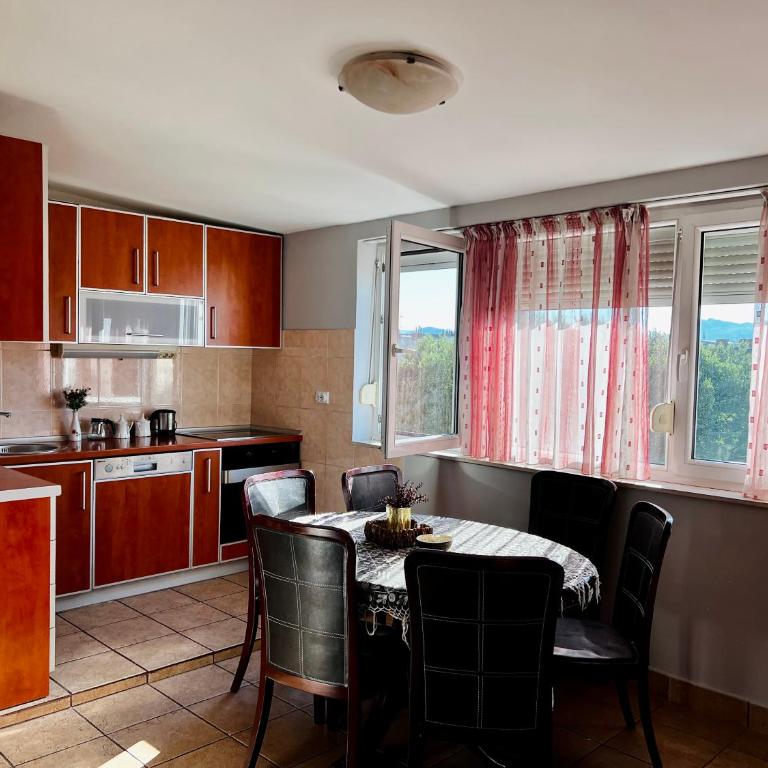 City Center Square DeLuxe Nest - Three-Bedroom Apartment - 3