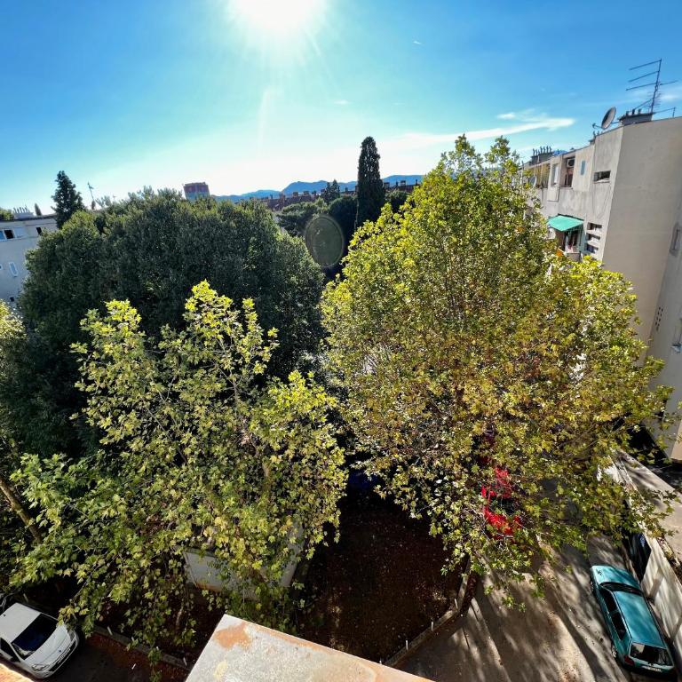 City Center Square DeLuxe Nest - Three-Bedroom Apartment - 5