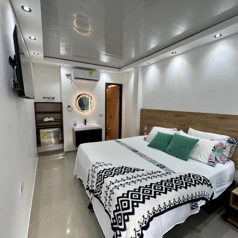 HOTEL TORRE DELUXE ¨SANTORINI¨ - Habitación con cama extragrande y bañera de hidromasaje - 1