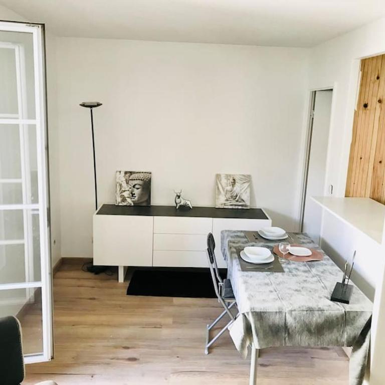 Disney cosy lounge - Two-Bedroom Apartment - 13