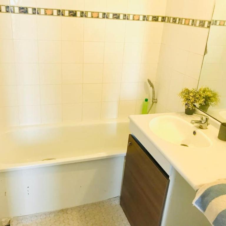 Disney cosy lounge - Two-Bedroom Apartment - 15