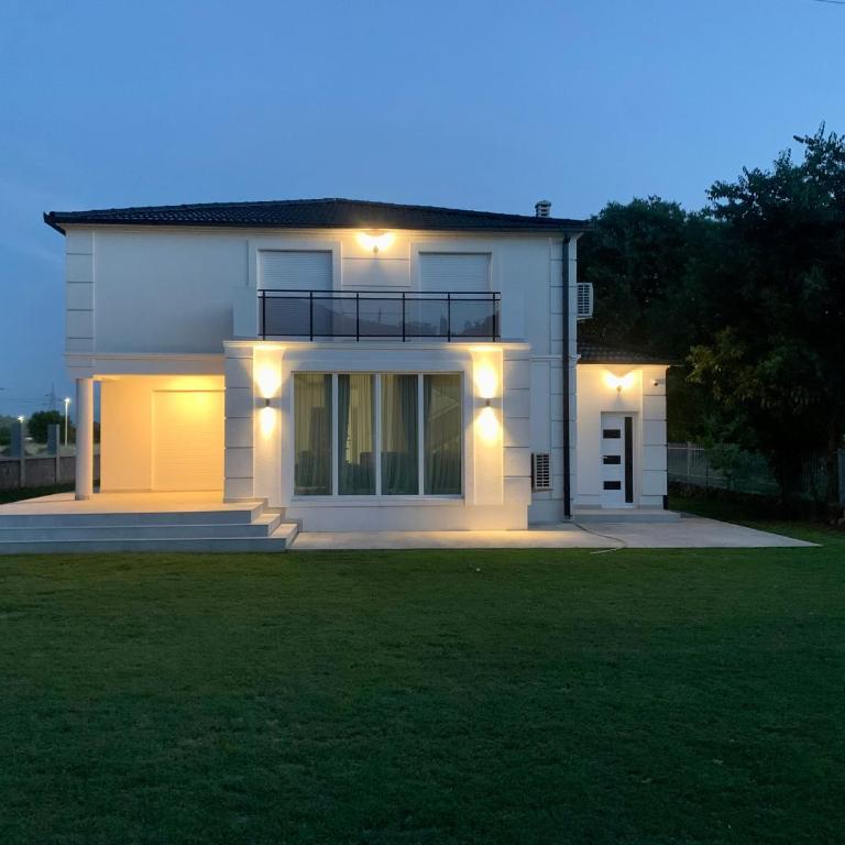 Vila Mikeli - Three-Bedroom Villa - 5