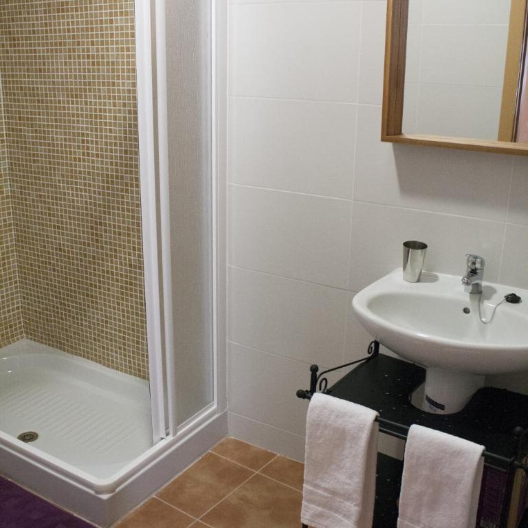 Alojamiento Temporal el Puente - Two-Bedroom Apartment with Patio - 12