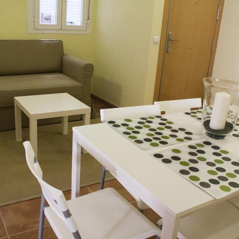 Alojamiento Temporal el Puente - Two-Bedroom Apartment with Patio - 5
