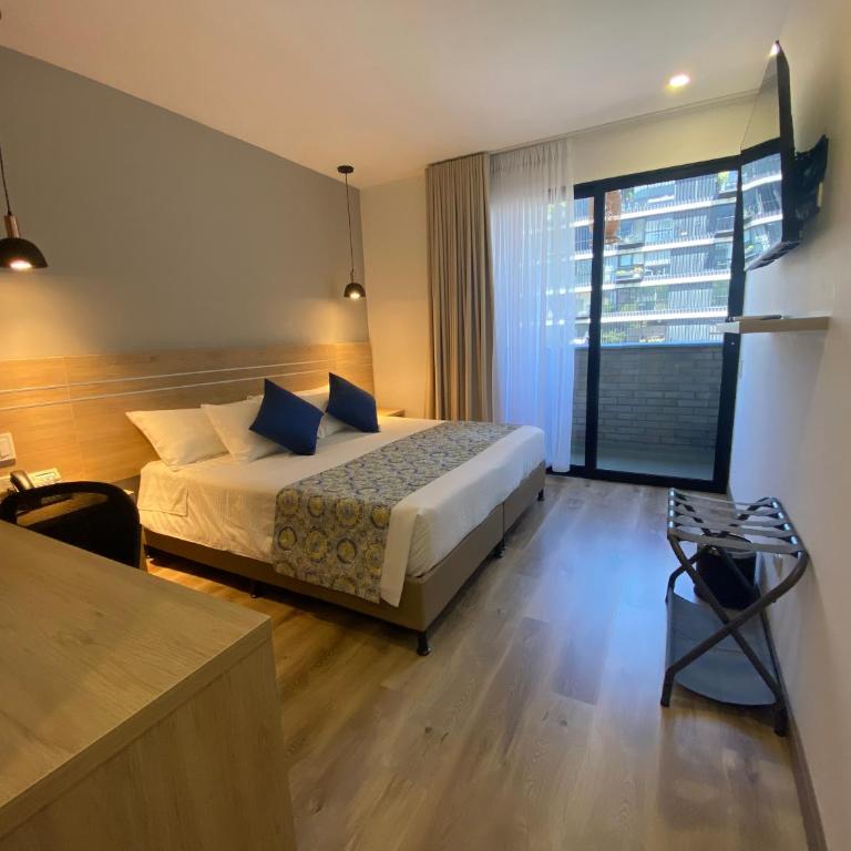 EcoHub Hotel Medellin - Double Room with Balcony - 2