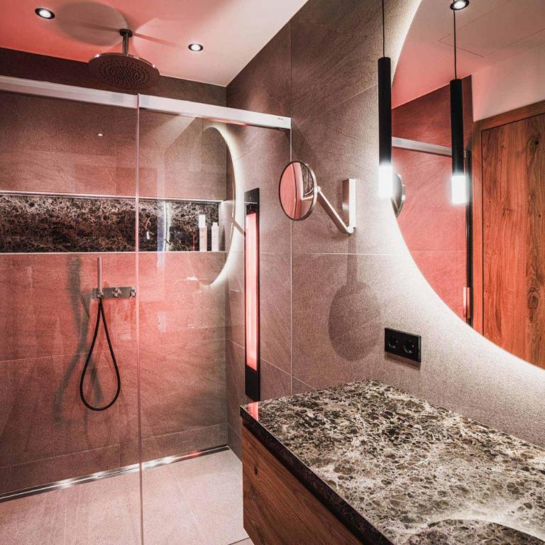 Chalet am Wetterkreuz - Luxus mit Sauna & Whirlpool in Reit im Winkl - Doppelzimmer mit Parkblick - 43