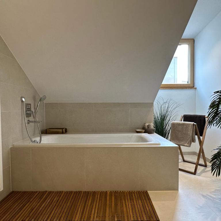 TrulySpace - Direkt am Rathausplatz, Dachterrasse mit Blick auf Perlachturm, Garage, Fahrstuhl - Appartement avec Terrasse - 4