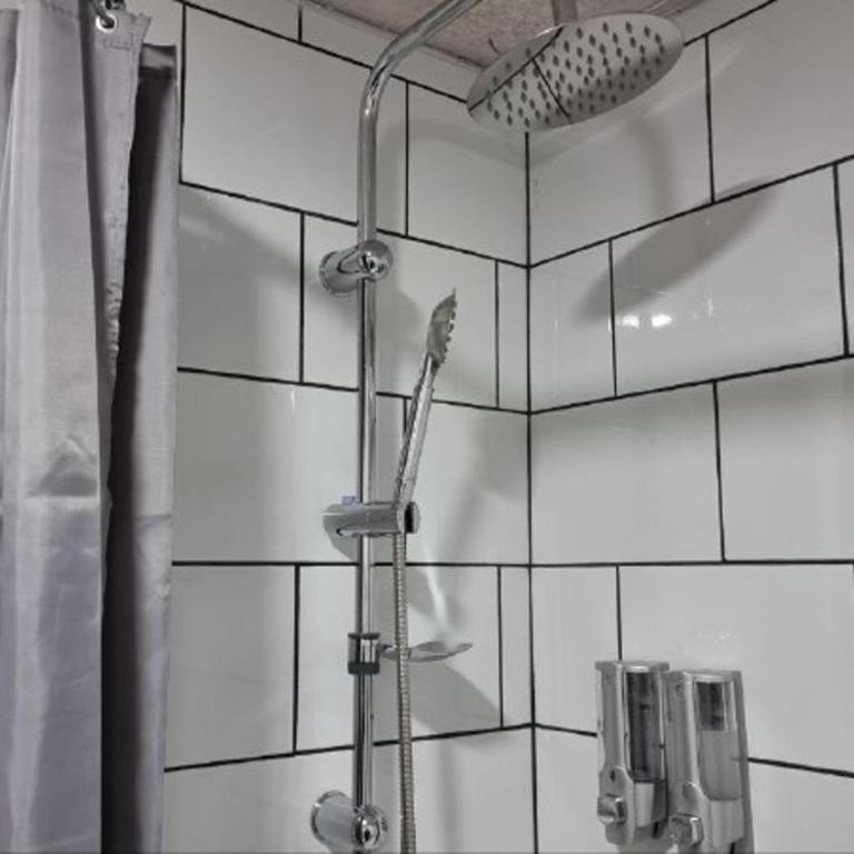 Hotel Asturias - Budget Twin Room - 8