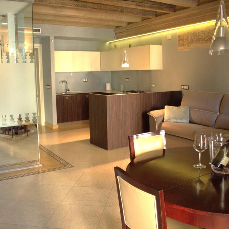 Verona Luxury Flats , Piazza Erbe with balcony on main square - One-Bedroom Apartment - 2