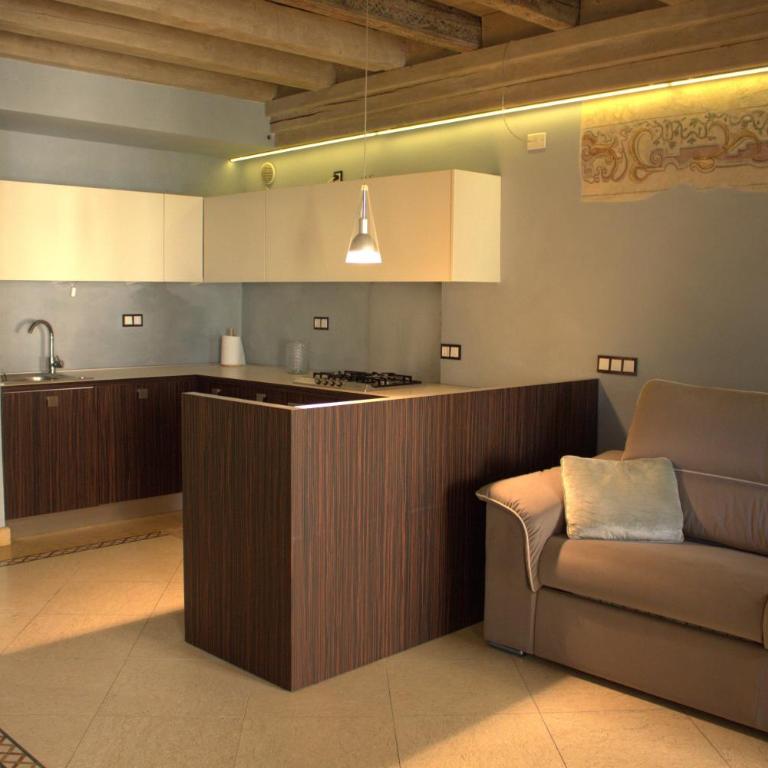 Verona Luxury Flats , Piazza Erbe with balcony on main square - One-Bedroom Apartment - 12
