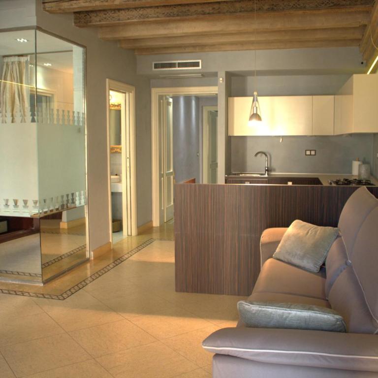Verona Luxury Flats , Piazza Erbe with balcony on main square - One-Bedroom Apartment - 14