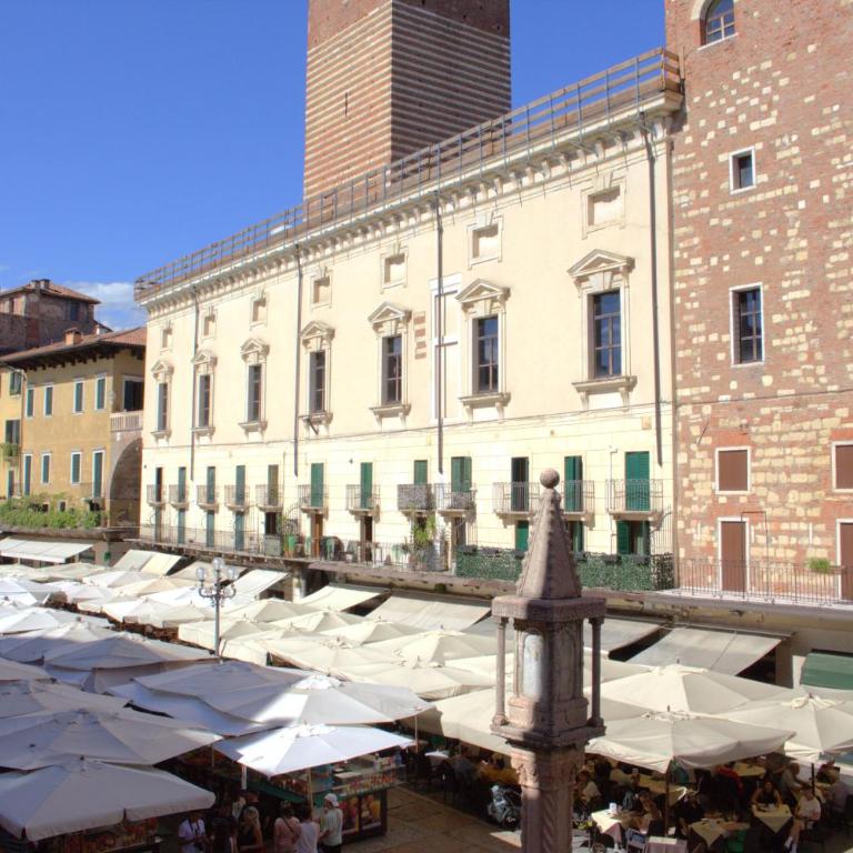 Verona Luxury Flats , Piazza Erbe with balcony on main square - One-Bedroom Apartment - 32
