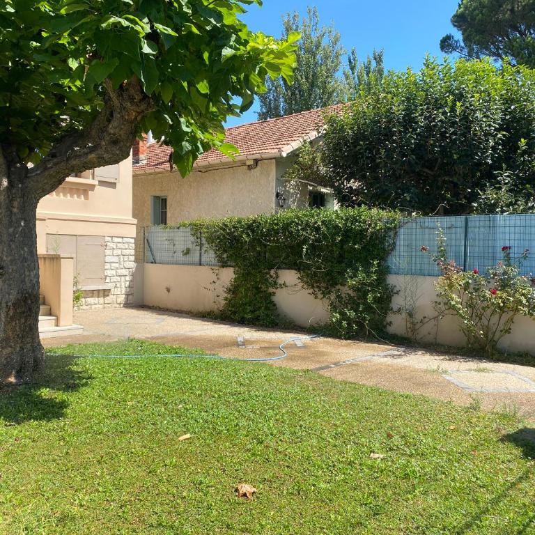 Maison familiale 3 chambres, parking gratuit - Three-Bedroom House - 4