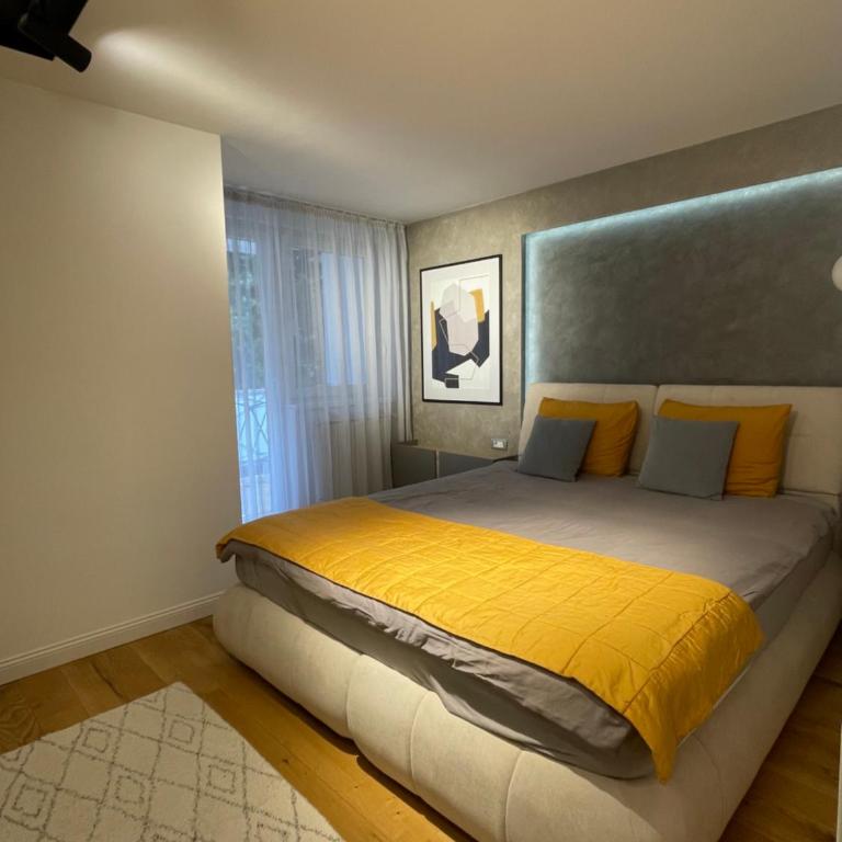 Golden Apartment With King Bed - One-Bedroom Apartment - 2