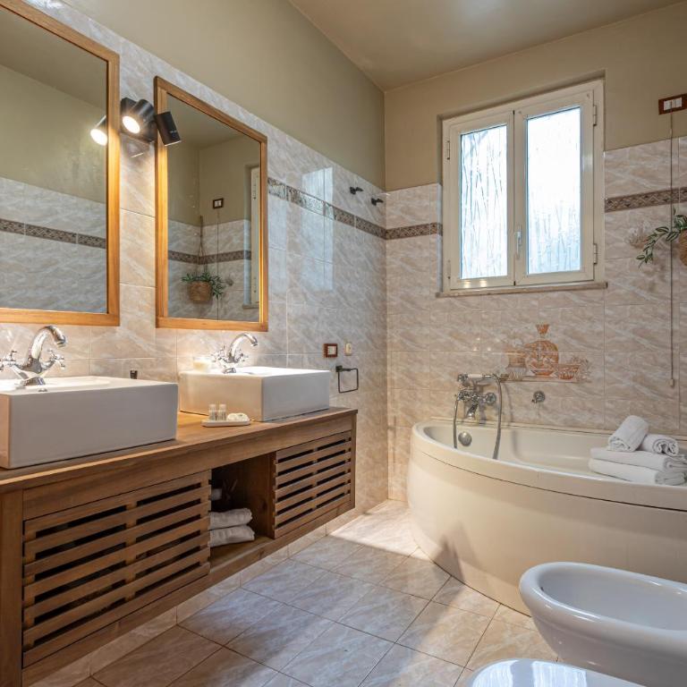 BBHOME Domus aquae inside of appia antica park - Three-Bedroom Villa - 34