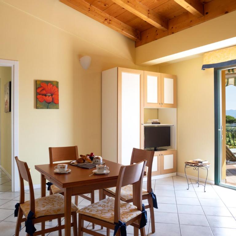 Le Terrazze sul Lago Hotel & Residence - Standard Two-Bedroom Suite with Terrace and Lake View - 10