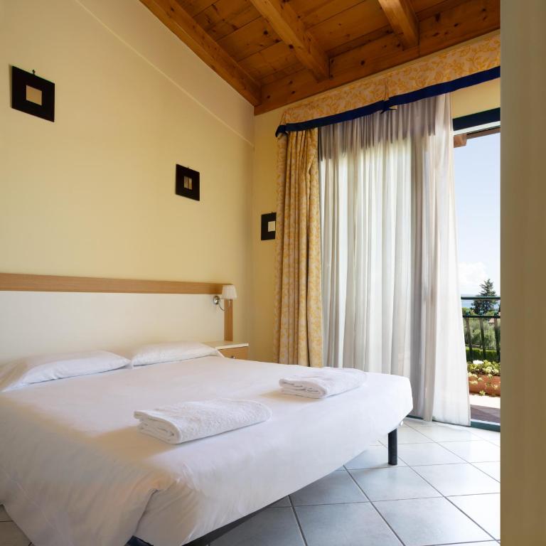 Le Terrazze sul Lago Hotel & Residence - Standard Two-Bedroom Suite with Terrace and Lake View - 2