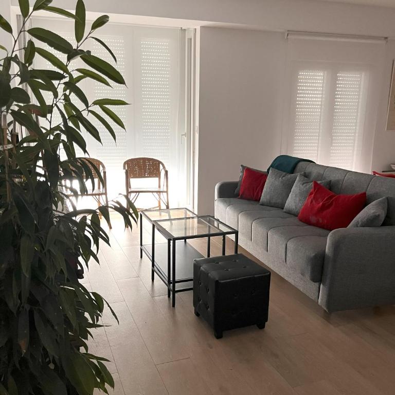 Precioso apartamento con patio - Two-Bedroom Apartment - 21