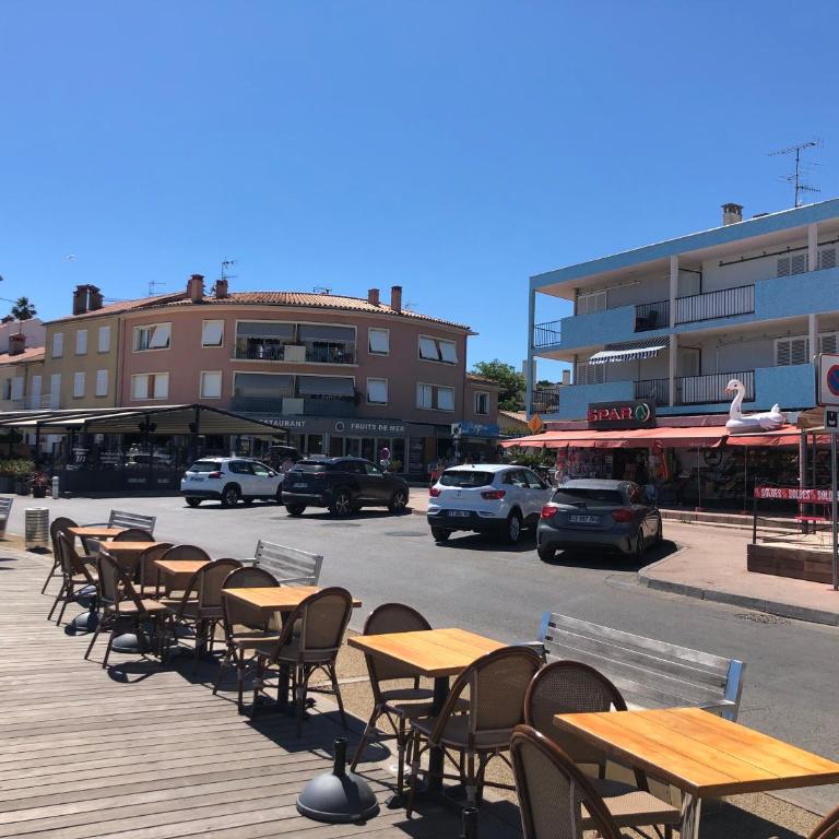 Terrasse au calme, 2 chambres, Parking, clim, Plages-port à 5 min - Appartement 2 Chambres - 32