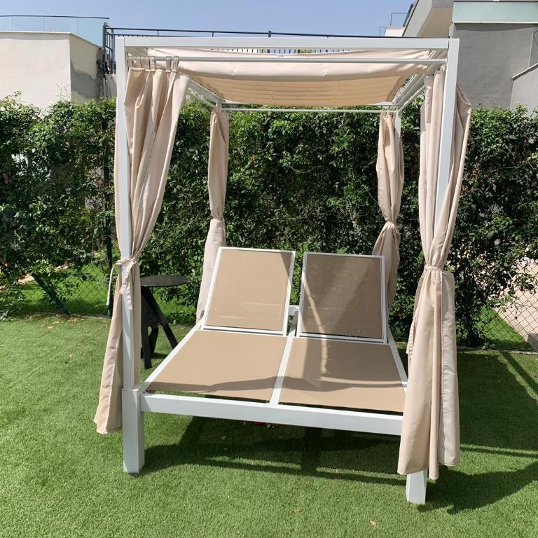 CASA CASU NEW STUNNING 3 BED RAISED GROUND FLOOR APARTMENT & HUGE BALCONY WITH SEA POOL & MOUNTAIN VIEW INDOOR & OUTDOOR SWIMMING POOLS & GYM WALKING DISTANCE TO BEACH PORT Estepona TRAVELLER AWARD 2023 - Three-Bedroom Apartment - 43