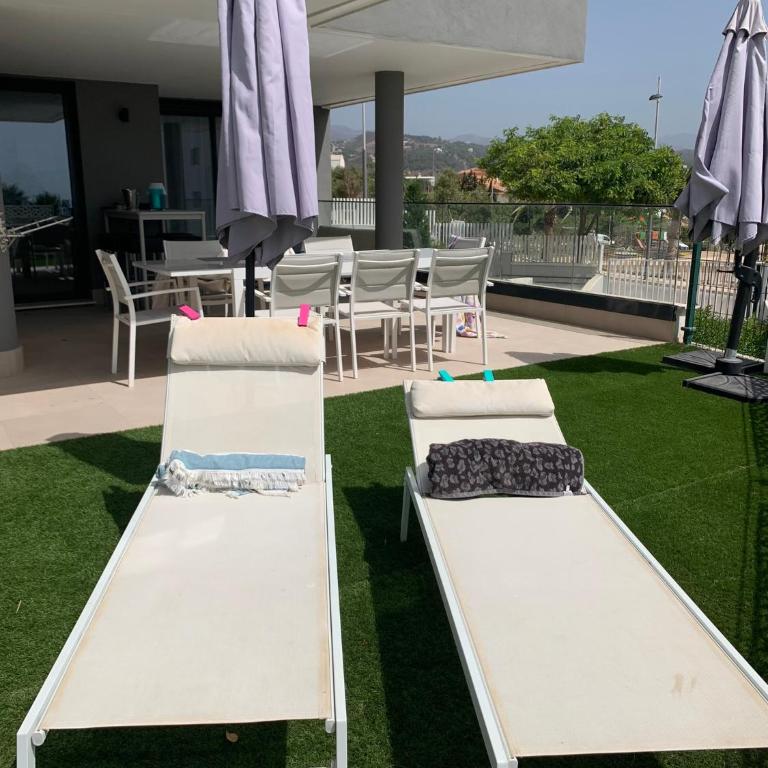 CASA CASU NEW STUNNING 3 BED RAISED GROUND FLOOR APARTMENT & HUGE BALCONY WITH SEA POOL & MOUNTAIN VIEW INDOOR & OUTDOOR SWIMMING POOLS & GYM WALKING DISTANCE TO BEACH PORT Estepona TRAVELLER AWARD 2023 - Three-Bedroom Apartment - 50