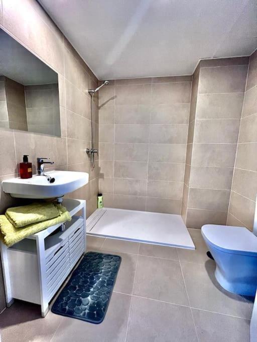 Acogedora casa en Madrid con piscina privada, jacuzzy y garaje - Villa - 18