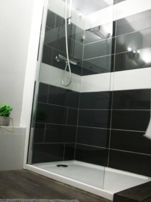 Au calme, 200m du centre T2 avec balcon et parking - Appartement 1 Chambre - 29