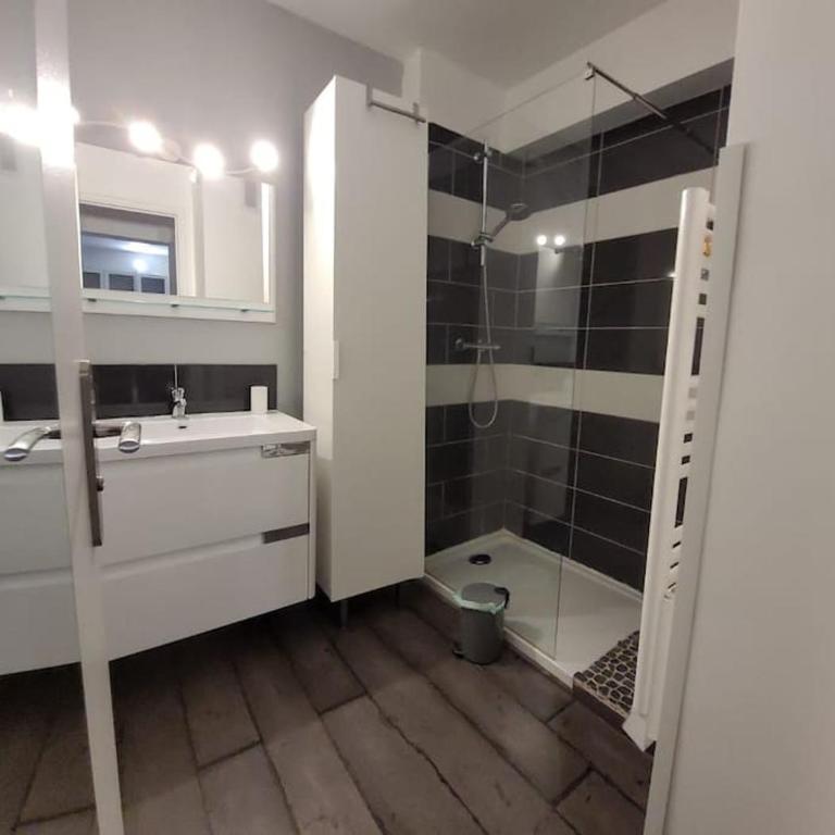 Au calme, 200m du centre T2 avec balcon et parking - Appartement 1 Chambre - 27