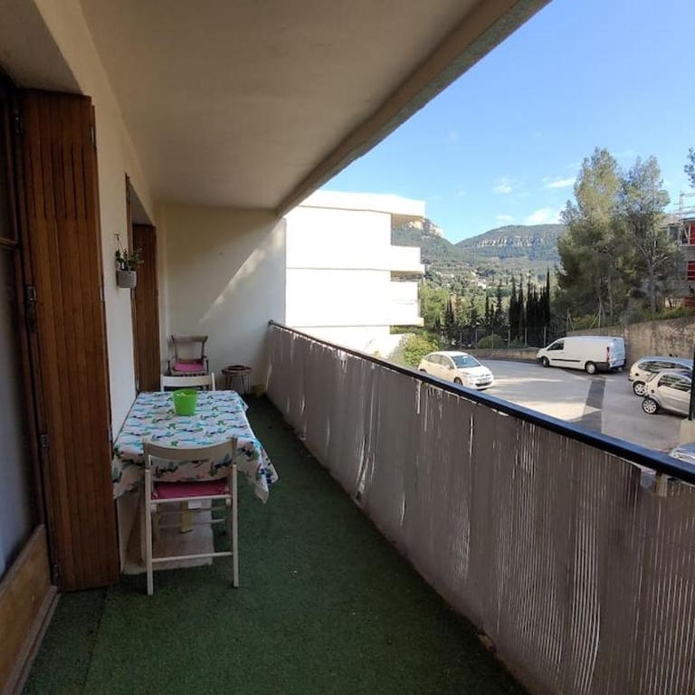 Au calme, 200m du centre T2 avec balcon et parking - Appartement 1 Chambre - 22