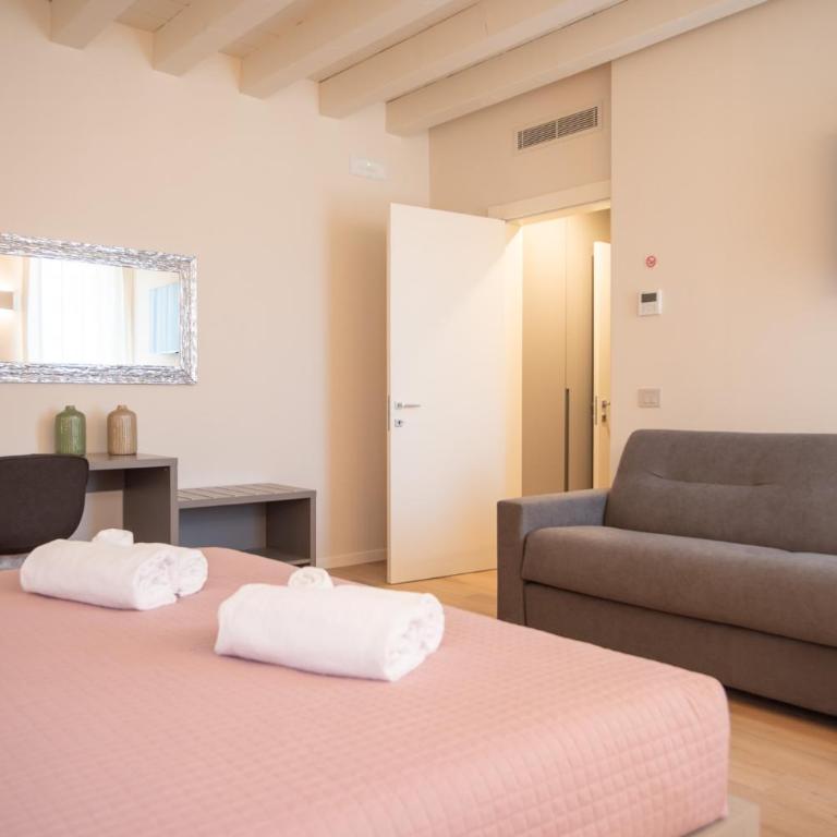 Calcirelli Suites - Camera Familiare Deluxe - 11