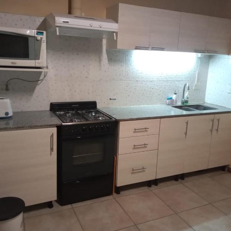 Hermosa casa con patio a una cuadra del lago - Casa de 2 dormitorios - 18