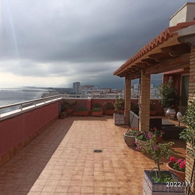 Espectacular terraza y vistas en 1a línea de playa - Three-Bedroom Apartment - 3