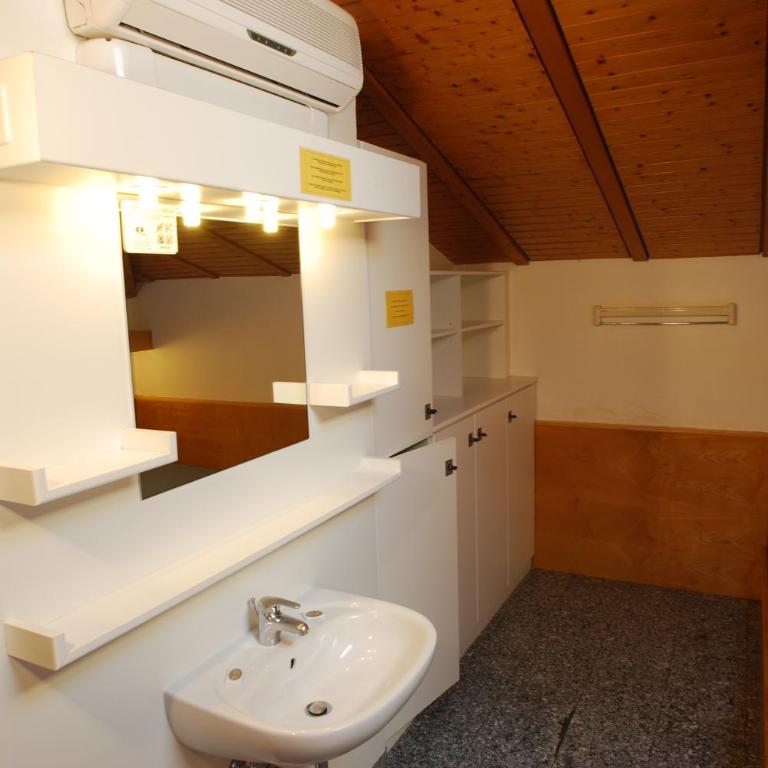 Hotel&Hostel Montarina - Dormitorio Privato con Bagno in Comune (5 Adulti) - 1