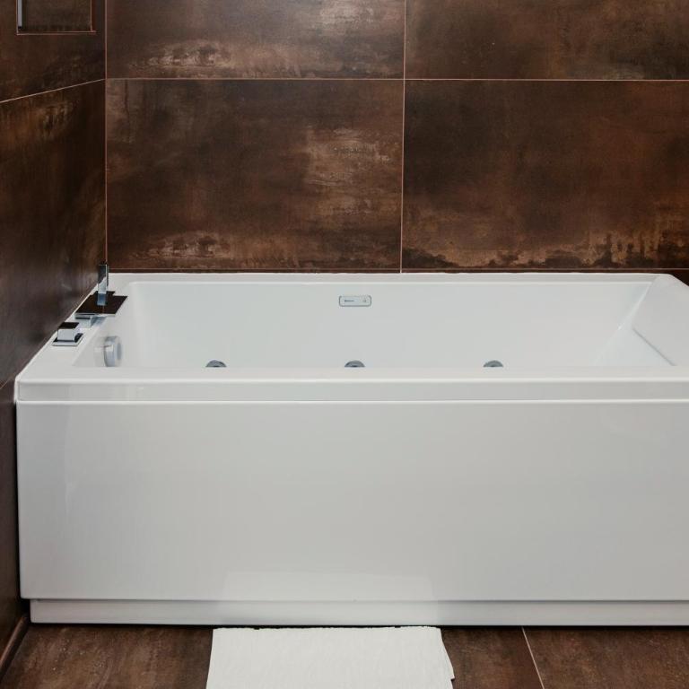 Hotel Leonardo Da Vinci Wellness SPA - Deluxe Suite with Spa Bath - 6