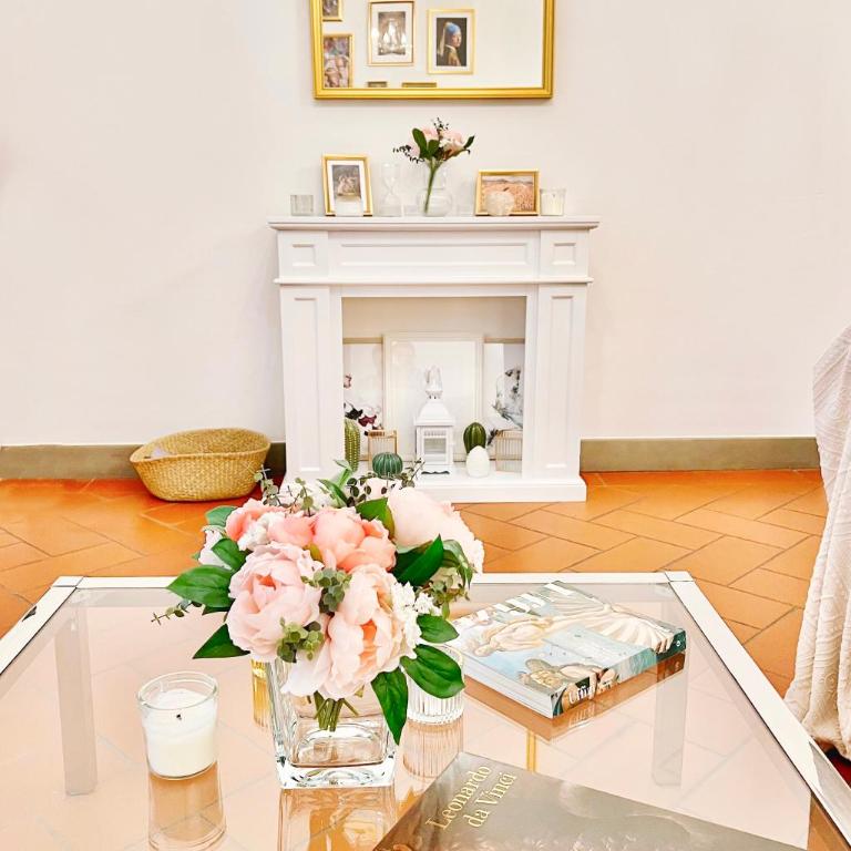 Amazing Premium Apartment in the heart of Florence at the DUOMO, 2 Bedrooms, 2 Bathrooms, 1 Livingroom or extra Bedroom, ideal for 2-8 Guests - Two-Bedroom Apartment - 35