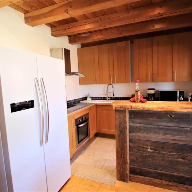 Chalet with Ski Slope Views, Jacuzzi & Cinema Room - Chalet - 8