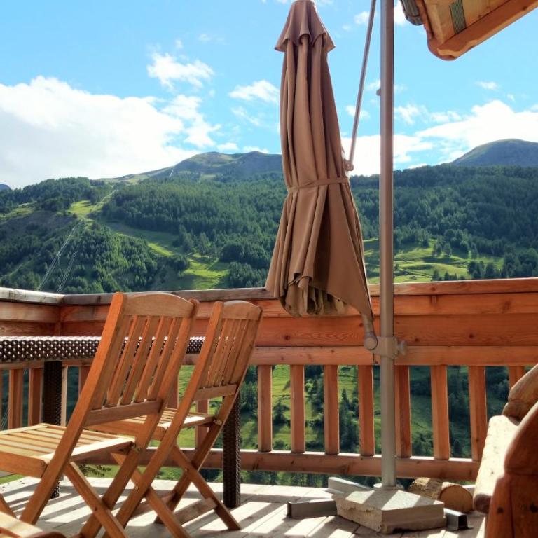 Chalet with Ski Slope Views, Jacuzzi & Cinema Room - Chalet - 4